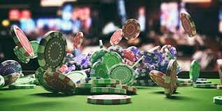 Dealer kasino profesional melayani permainan roulette langsung